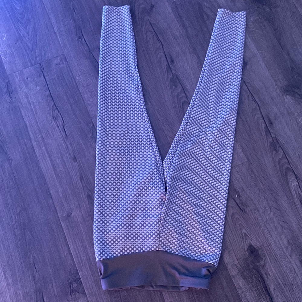 Stylish yoga pants for young teens